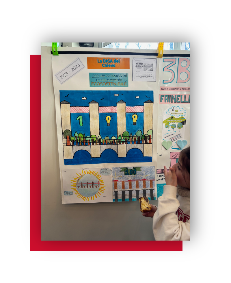 Bambina rivolta a guardare disegni su di un pannello